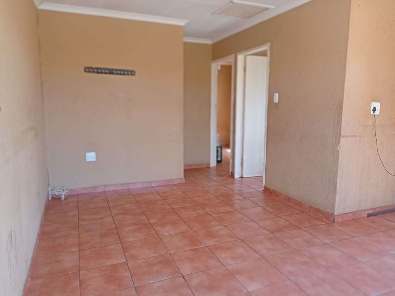 "Perfect Starter Home: 2 Beds Near Mams Mall!" - Photo 4