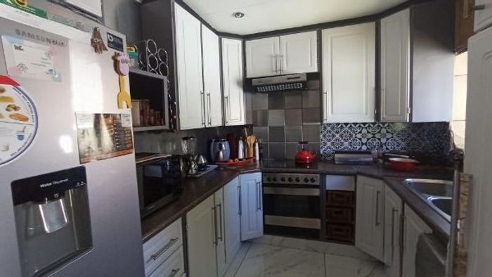 Property #2563359, Townhouse For Sale in Rooihuiskraal North