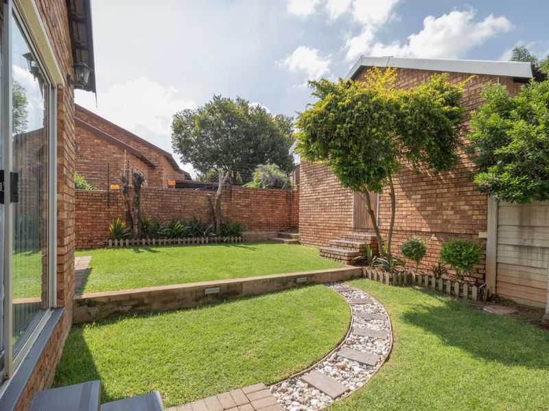 The perfect lock up and go for young proffesional, close to Christiaan de Wet and important amneities, Wilgeheuwel Hospital, Clearwater Mall - Photo 4