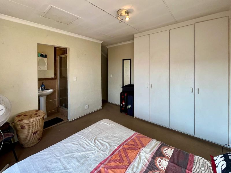 Beautiful 2-Bedroom Duplex with Generous Yard in Rooihuiskraal North - Photo 9
