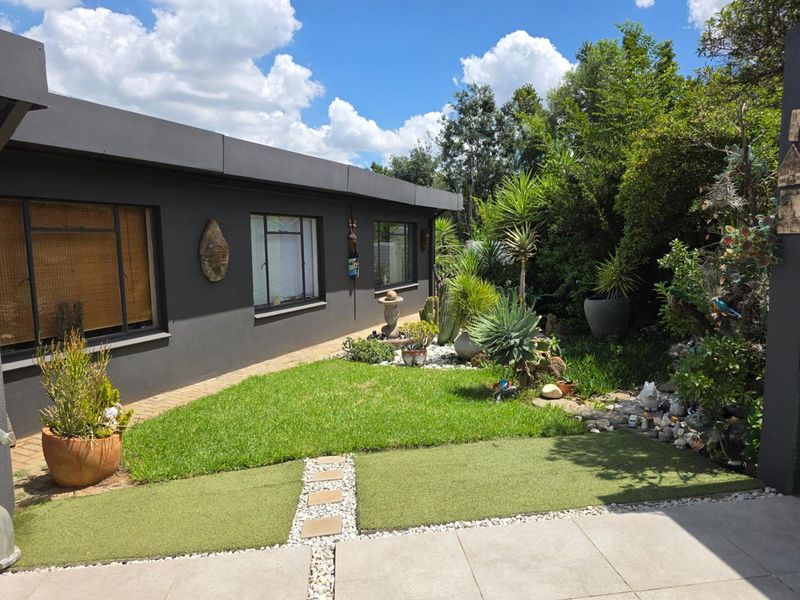 6 Bedroom Dual Living Property with Pool, Solar & Excellent Security - Photo 2