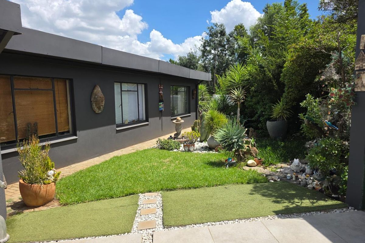 6 Bedroom Dual Living Property with Pool, Solar & Excellent Security - Photo 2