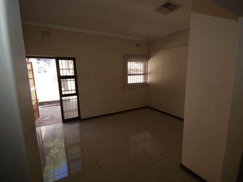 Spacious Office Accommodation - Photo 6