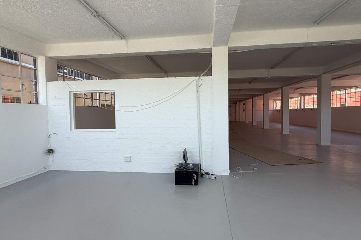 500m2 first floor unit ideal for fitness tenant to let - Photo 3