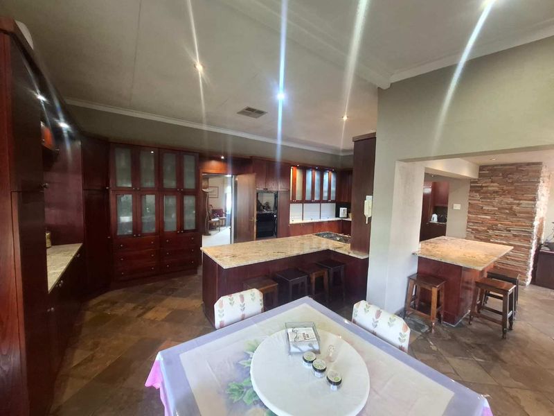 Home with three flats & a home office - Photo 8