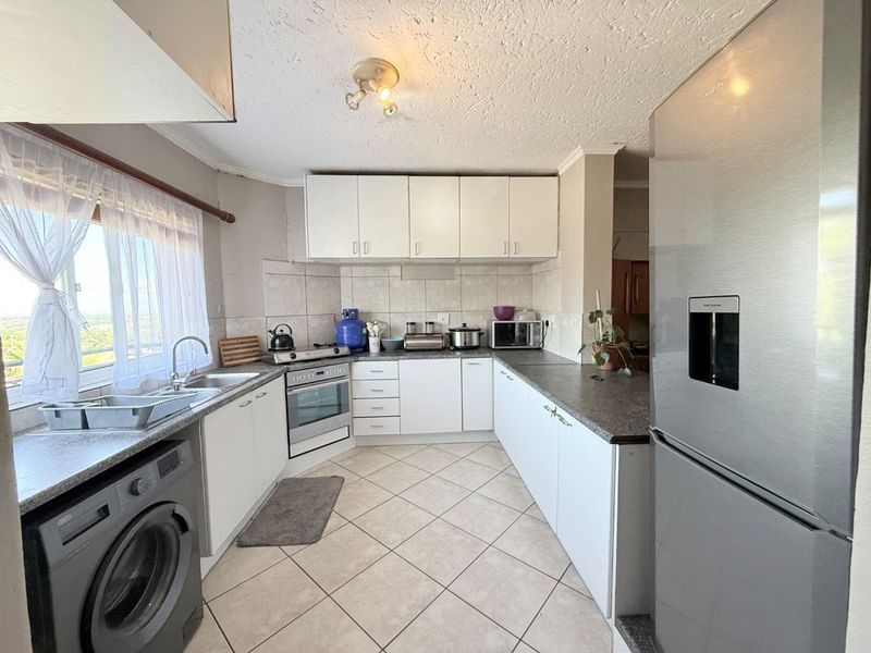 Luxurious Comfort: Spacious Bedrooms & Inviting Lounge! - Photo 3