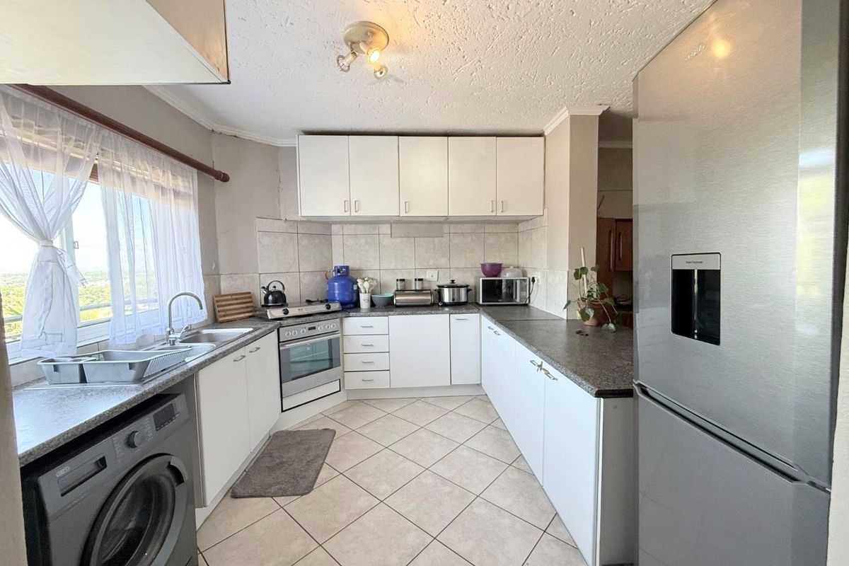 Luxurious Comfort: Spacious Bedrooms & Inviting Lounge! - Photo 3