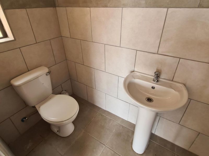 Perfect 3Bedroom lockup and go! - Photo 10