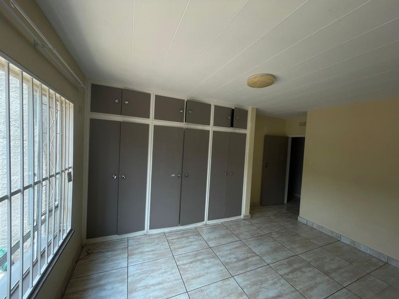 BACHELOR FLAT AVAILABLE IMMEDIATELY - Photo 4