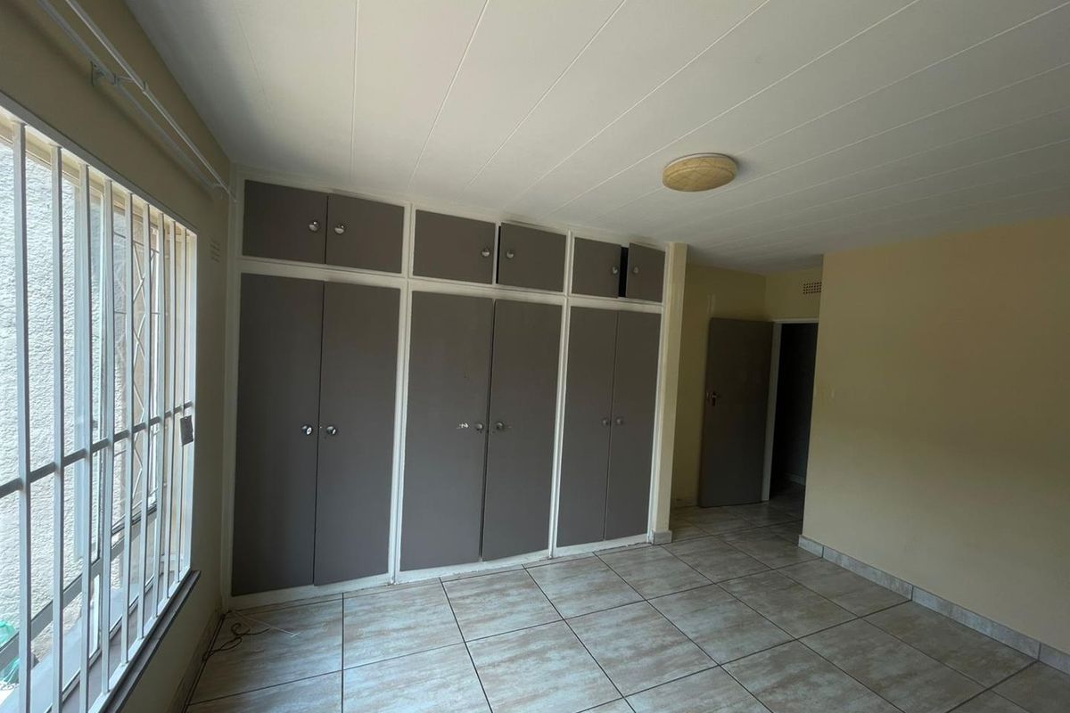 BACHELOR FLAT AVAILABLE IMMEDIATELY - Photo 4