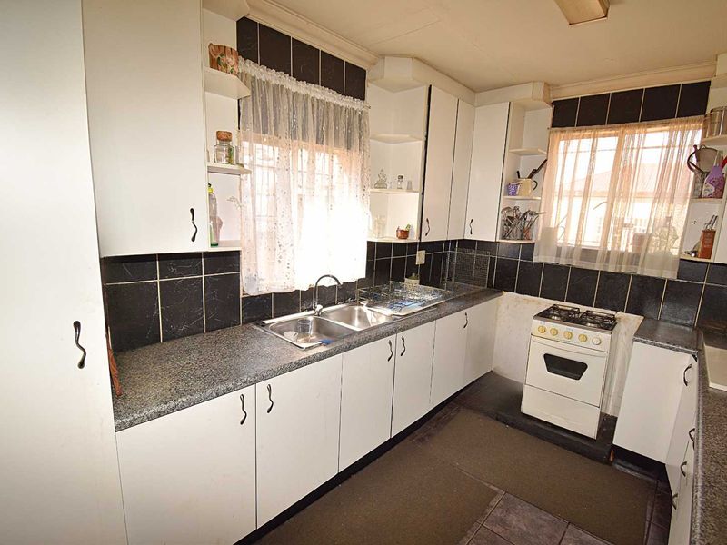 Spacious Home - Photo 10