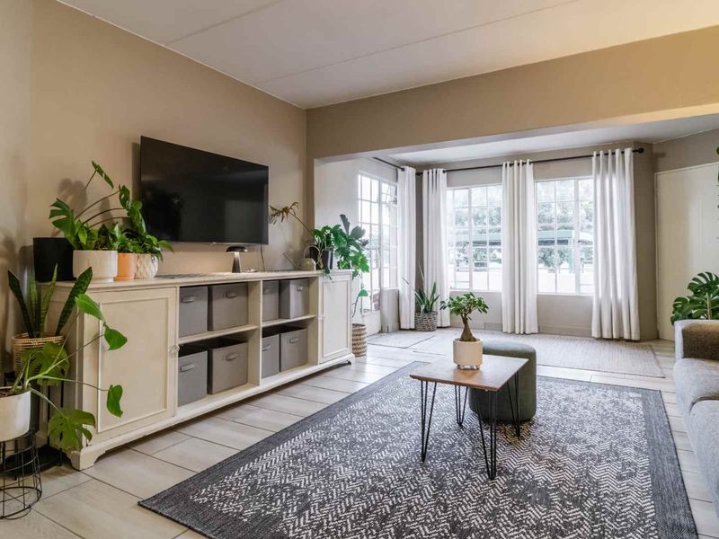 Spacious Ground-Floor 2-Bedroom Apartment with Private Garden & Pet-Friendly Living - Photo 3