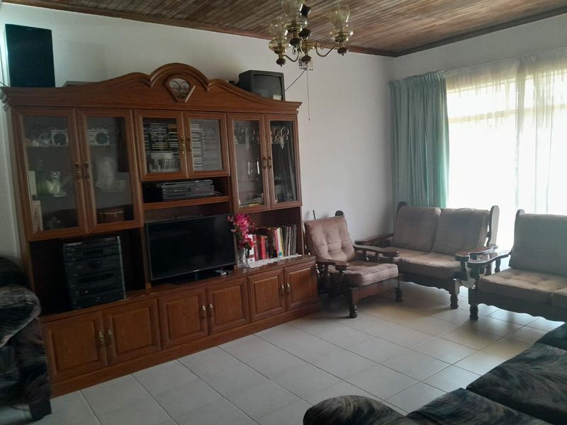 Well maintained 4 Bedroom Family Home - Photo 4