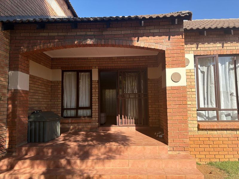 Modern 2-Bedroom, 2-Bathroom Townhouse in Prime Security Estate - Photo 3