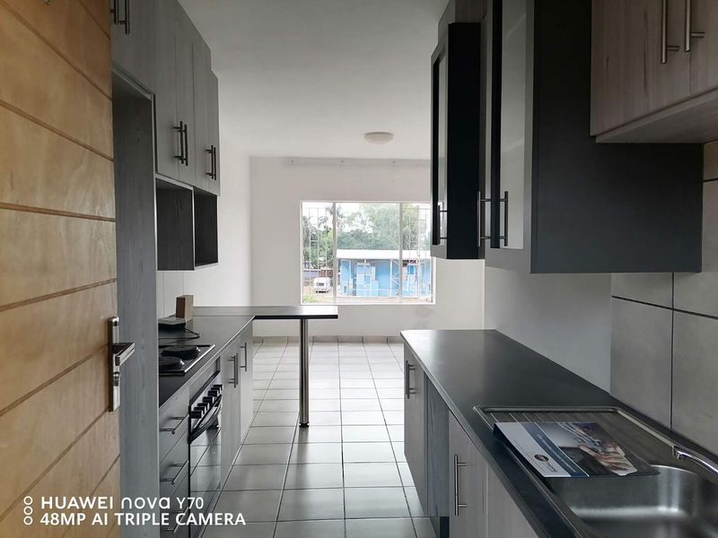 Stylish Two-Bedroom Flat in Sought-After Location - Photo 2