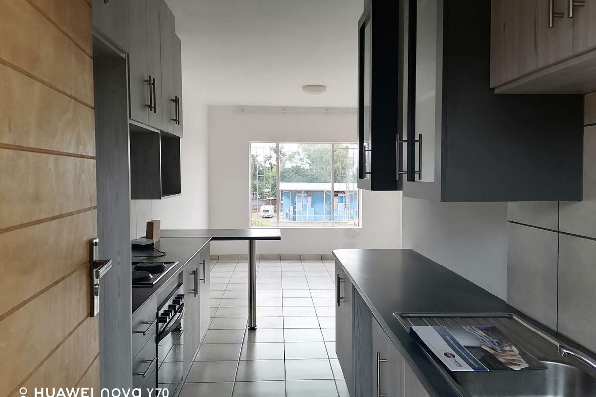 Stylish Two-Bedroom Flat in Sought-After Location - Photo 2