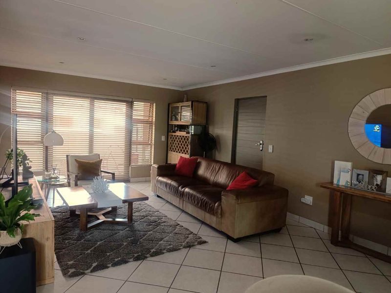 Secure Haven: Charming 3-Bedroom Family Home with Garden - Photo 4