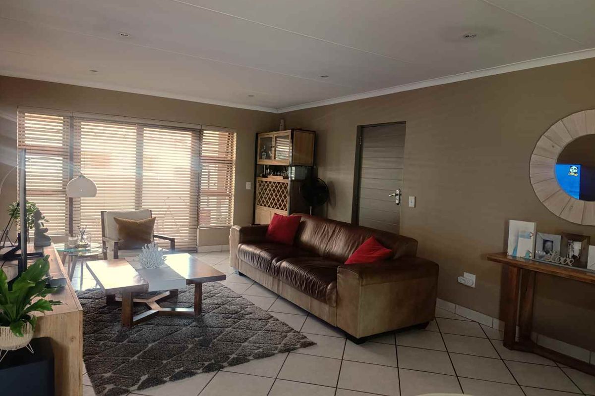 Secure Haven: Charming 3-Bedroom Family Home with Garden - Photo 4