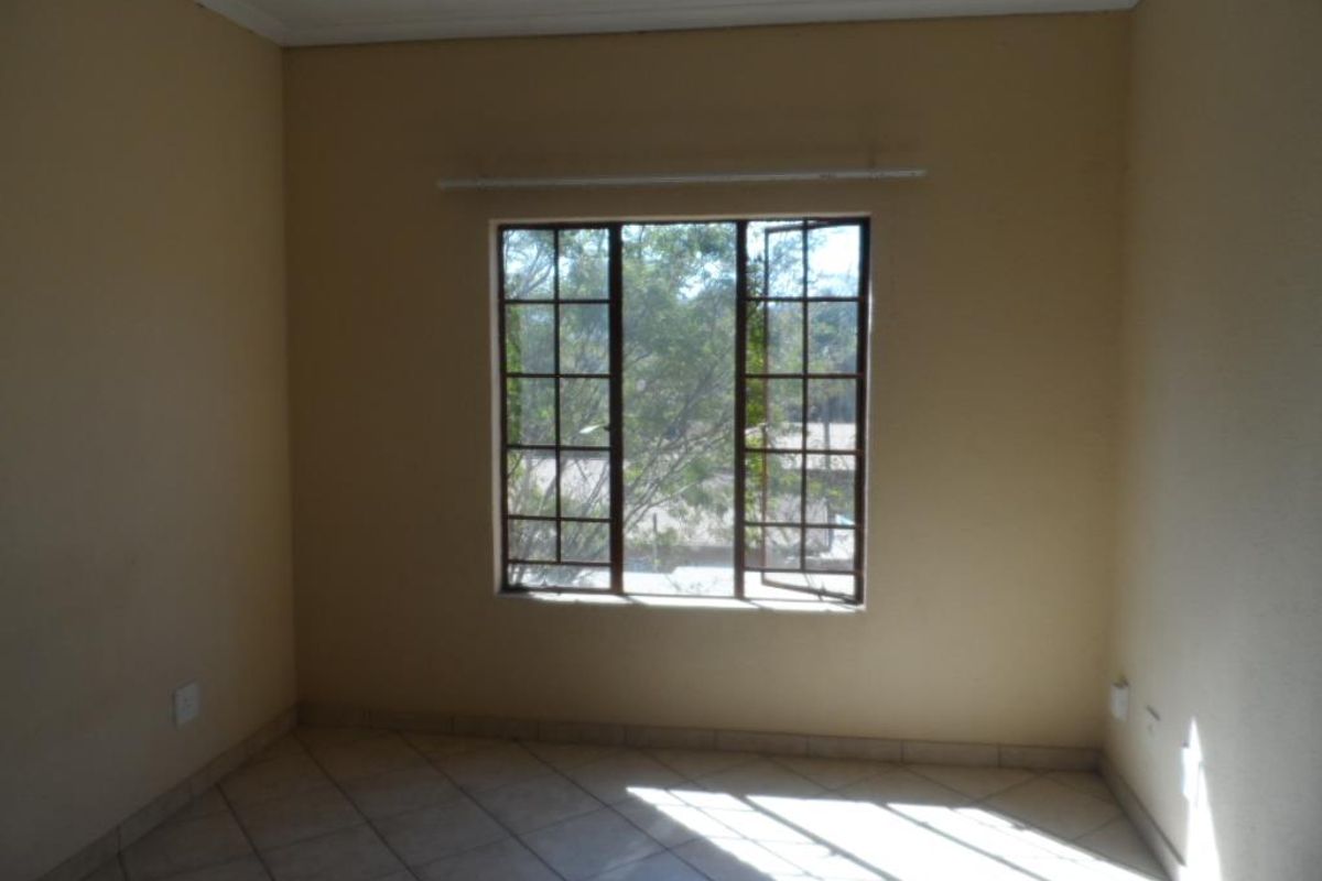 2 BEDROOM FLAT TO RENT IN CAPITAL PARK - Photo 3