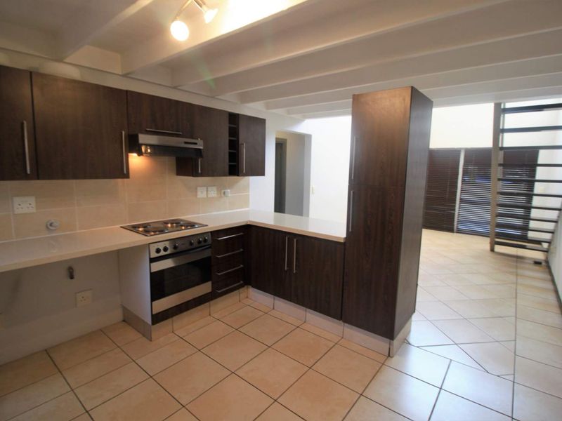 Beautiful Two Bedroom Penthouse Loft Apartment in Excellent Complex - Photo 5