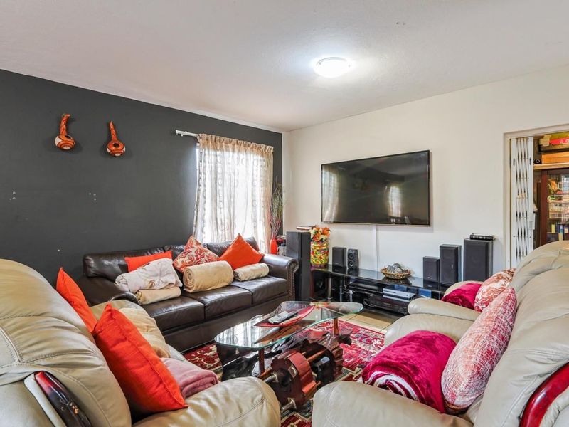 Contemporary 2-Bedroom Duplex in Sought-After Security Complex - Photo 5