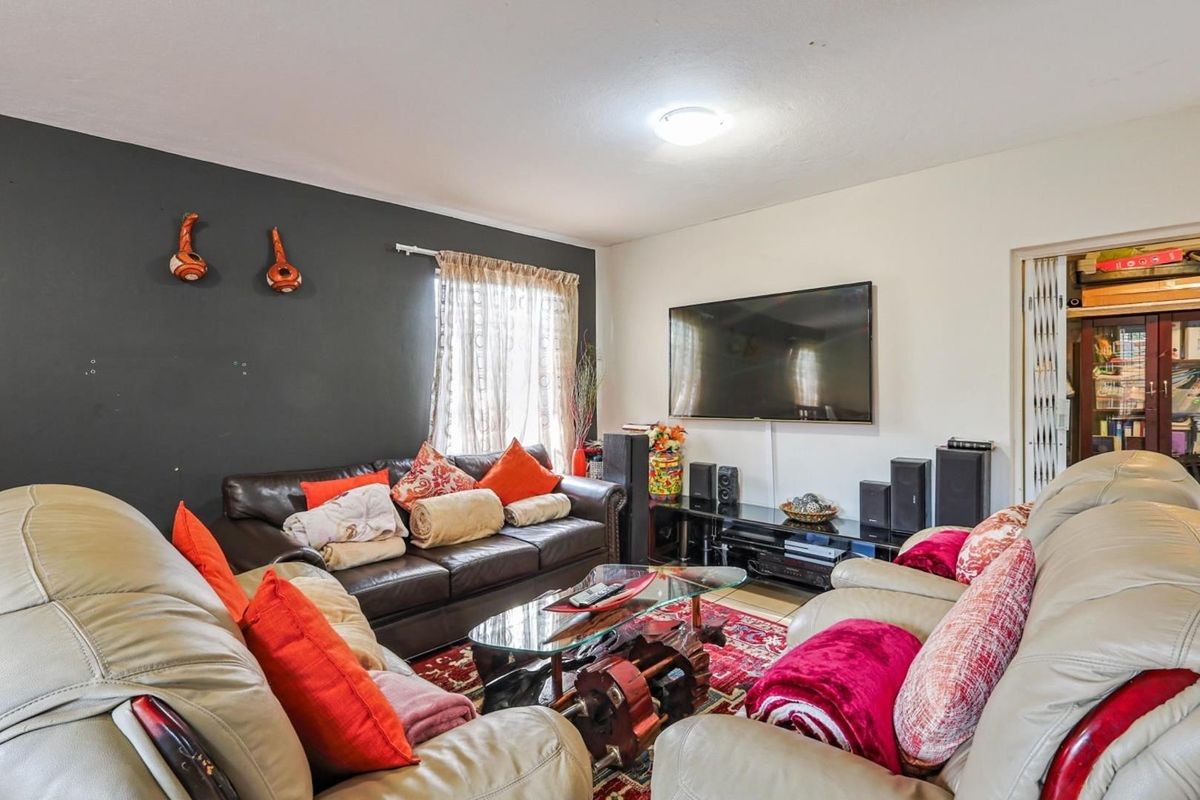 Contemporary 2-Bedroom Duplex in Sought-After Security Complex - Photo 5