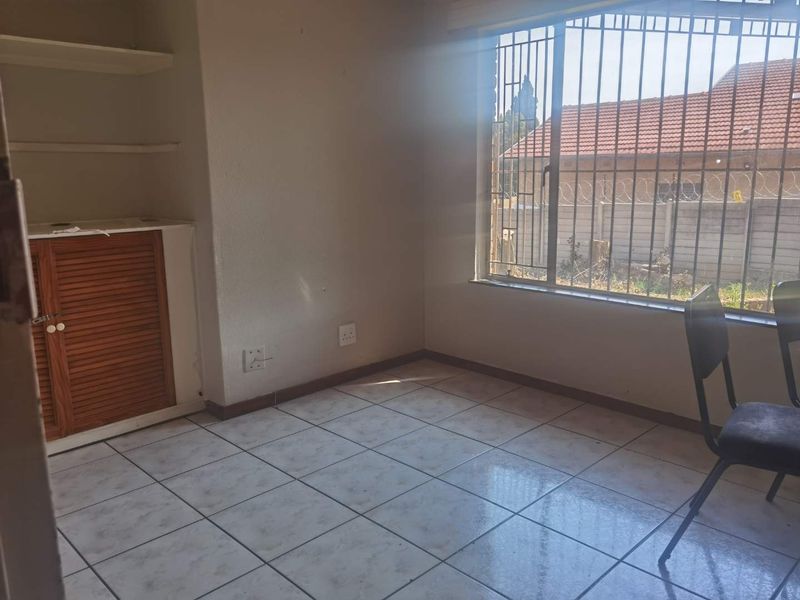 Low maintenance home for sale in Esther Park - Photo 8