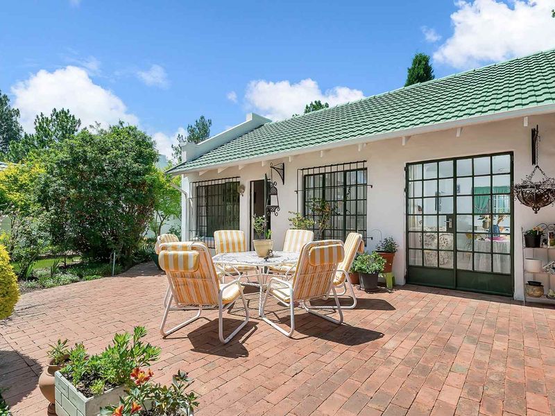 A SUN DAPPLED SIMPLEX TUCKED AWAY AMONGST LEAFY SERENITY - Photo 2