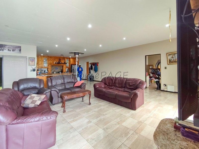 Dolphin  Beach, Walvis Bay:  High-Lying 5 Bedr Home is for Sale - Photo 8