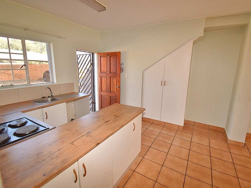 Ground Floor Townhouse - Photo 4