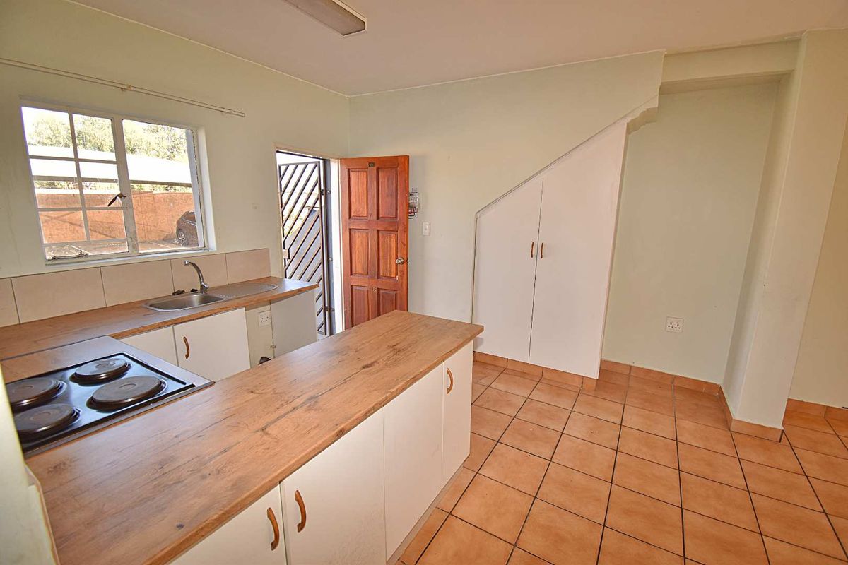 Ground Floor Townhouse - Photo 4