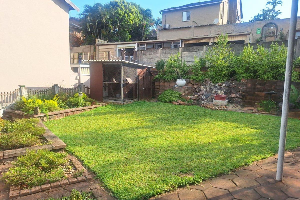 Gorgeous Townhouse awaits you! - Photo 2