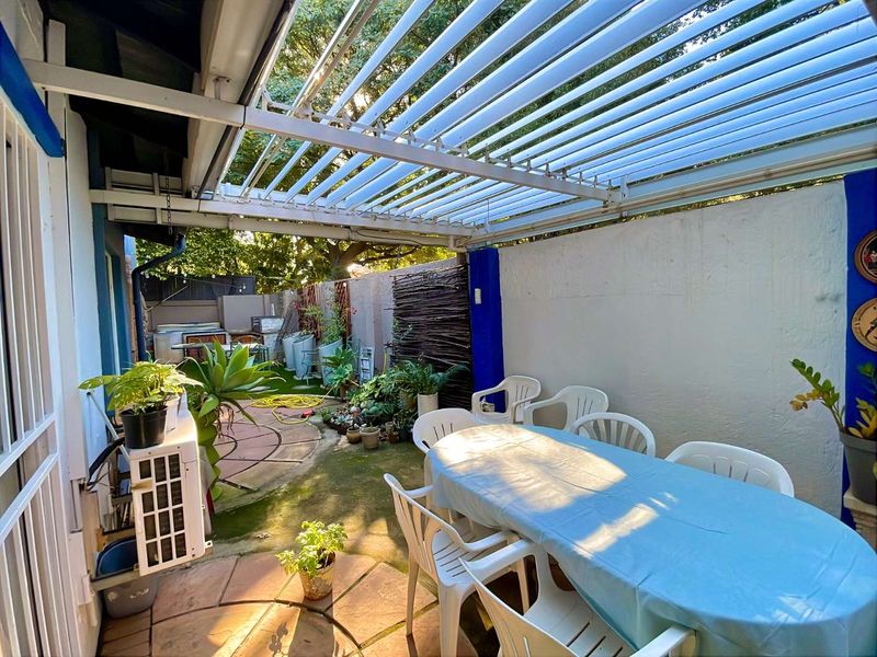 House with Fully Equipped flats for Dual Family Living - Photo 5