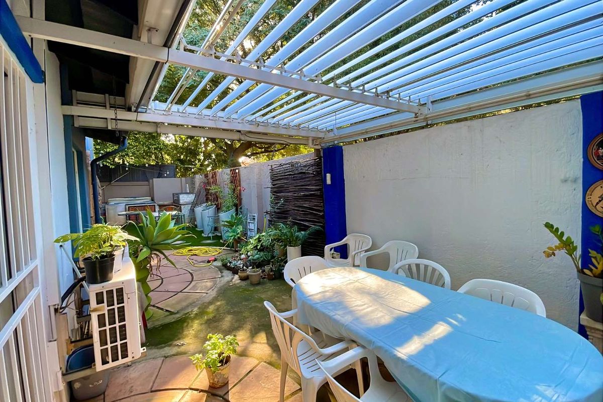 House with Fully Equipped flats for Dual Family Living - Photo 5