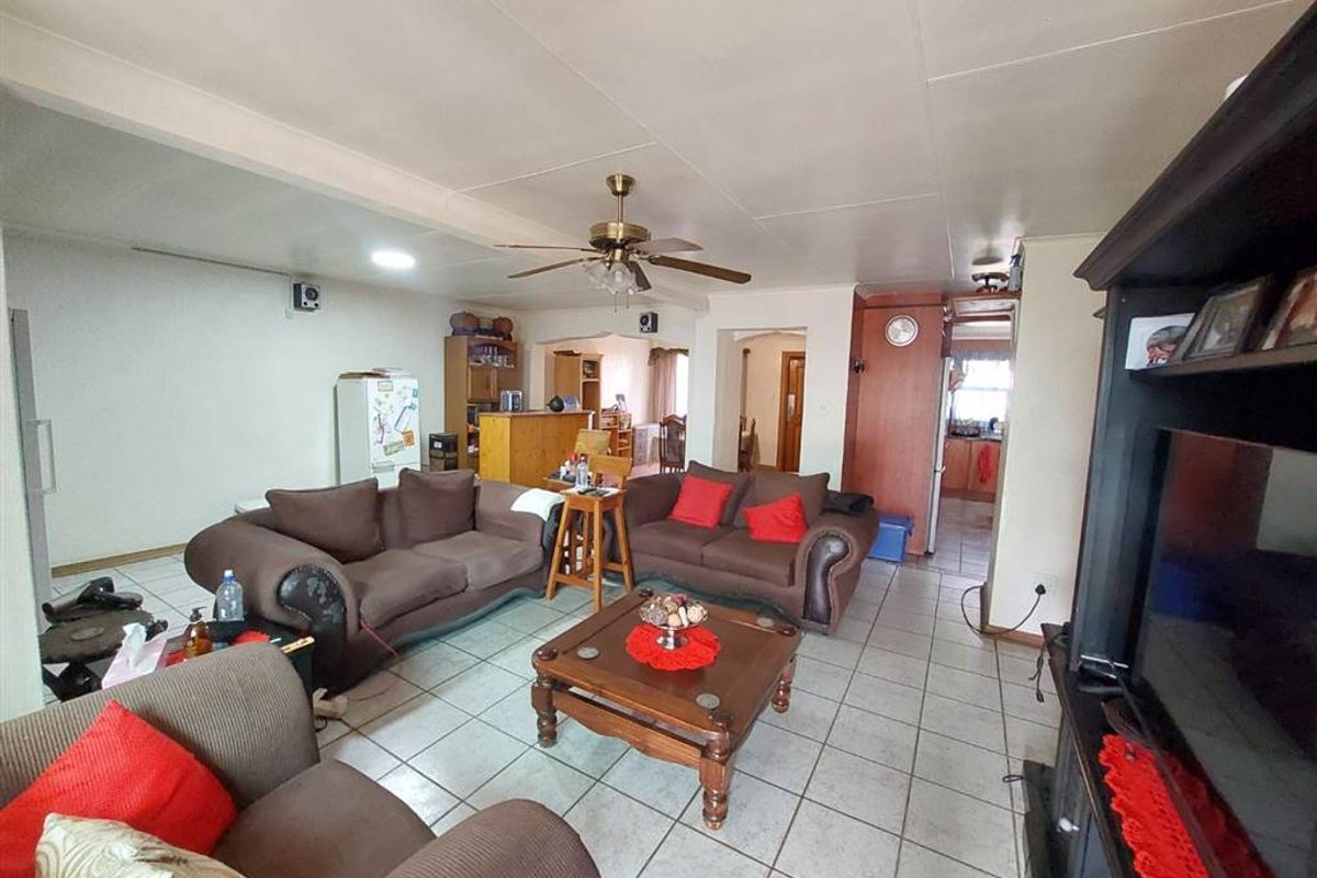 Spacious 3 bedroom home+ spacious 2 bed flat!  Solar Electricity always a great Help! - Photo 5