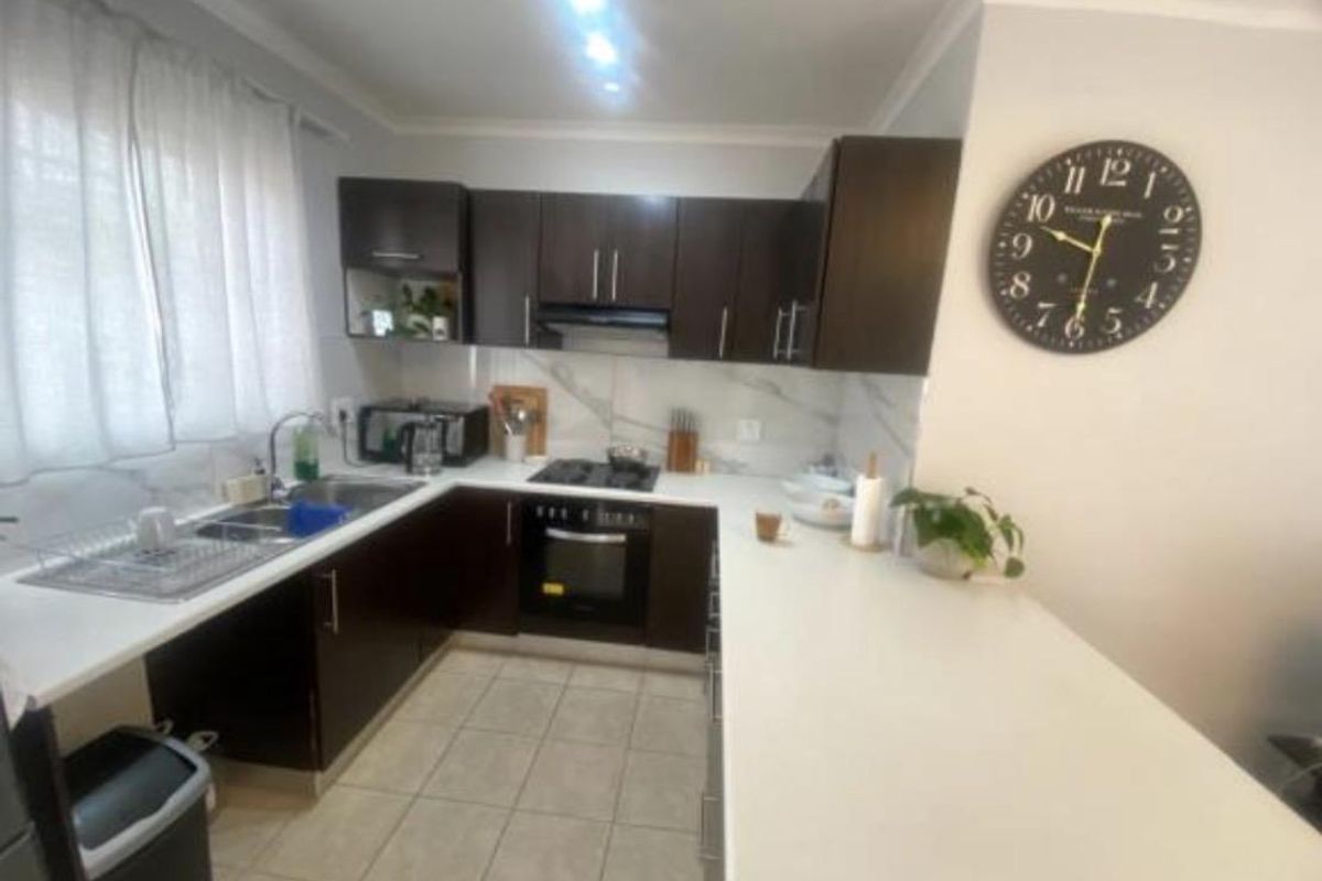 2 Bedroom lock up and go apartment - Photo 3