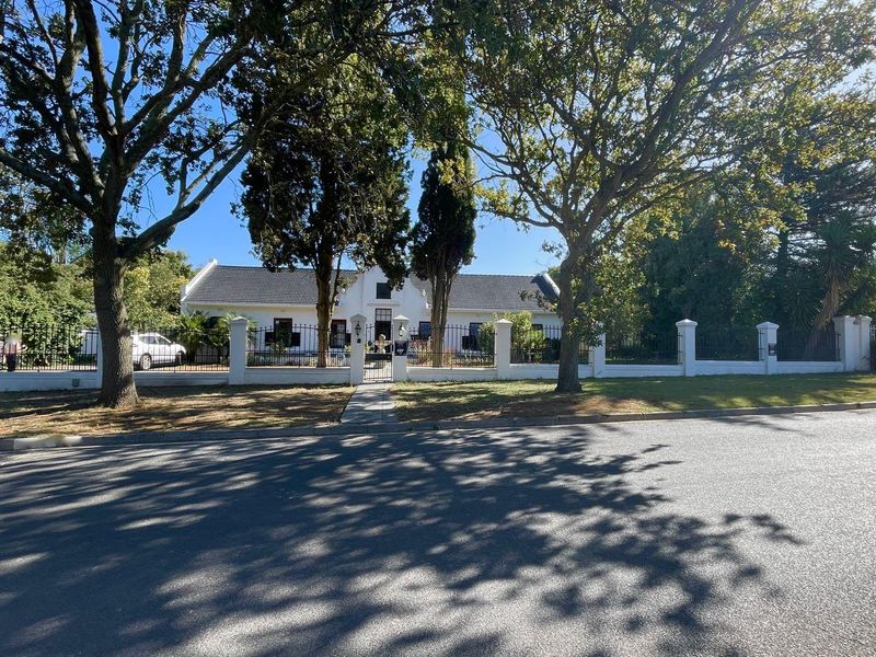 5 Bedroom 3 bathroom House in Durbanville Hills - Photo 2