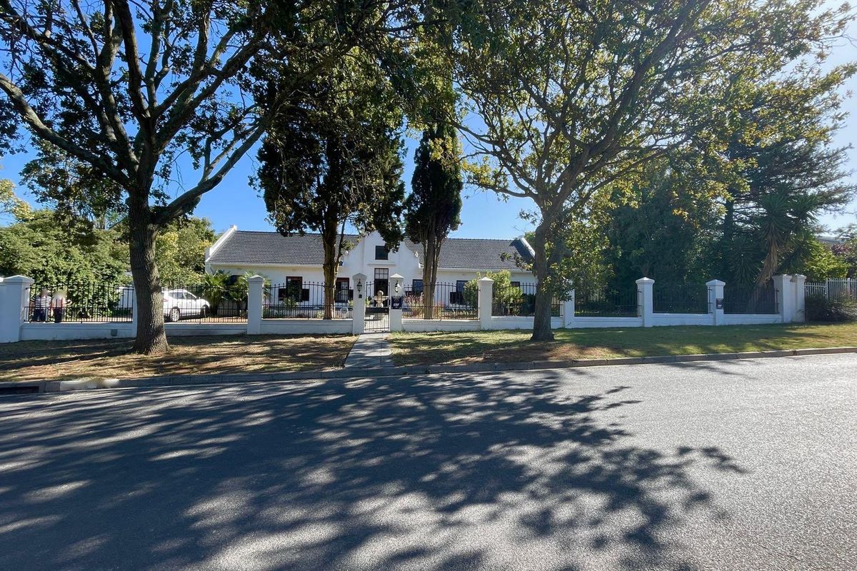 5 Bedroom 3 bathroom House in Durbanville Hills - Photo 2