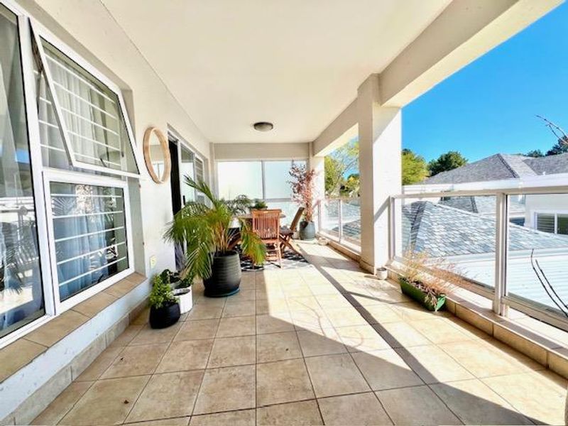 EXCEPTIONAL TWO BED FIRST FLOOR APARTMENT IN BRYANSTON - Photo 8
