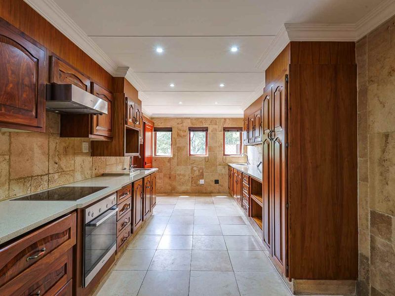 Iconic Waterkloof Ridge Masterpiece with Panoramic Views, Flatlet & Entertainment Oasis - Photo 10