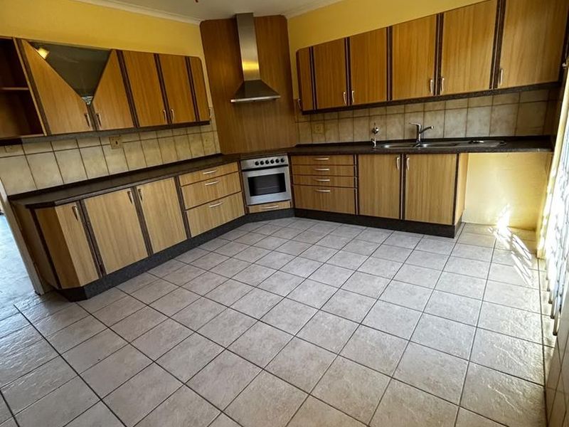 Bright, spacious and neatly kept home situated in the heart of Klein Windhoek. - Photo 3