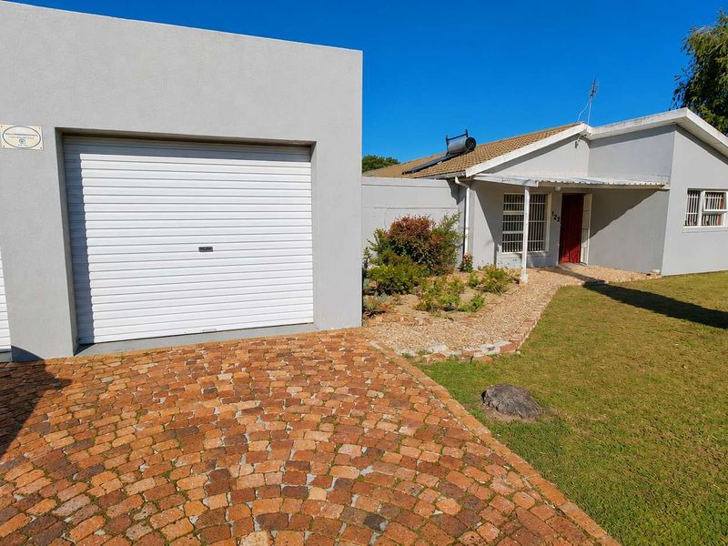 Spacious Family Home with Pool, Entertainment Area & Dual Automated Garages - Photo 2