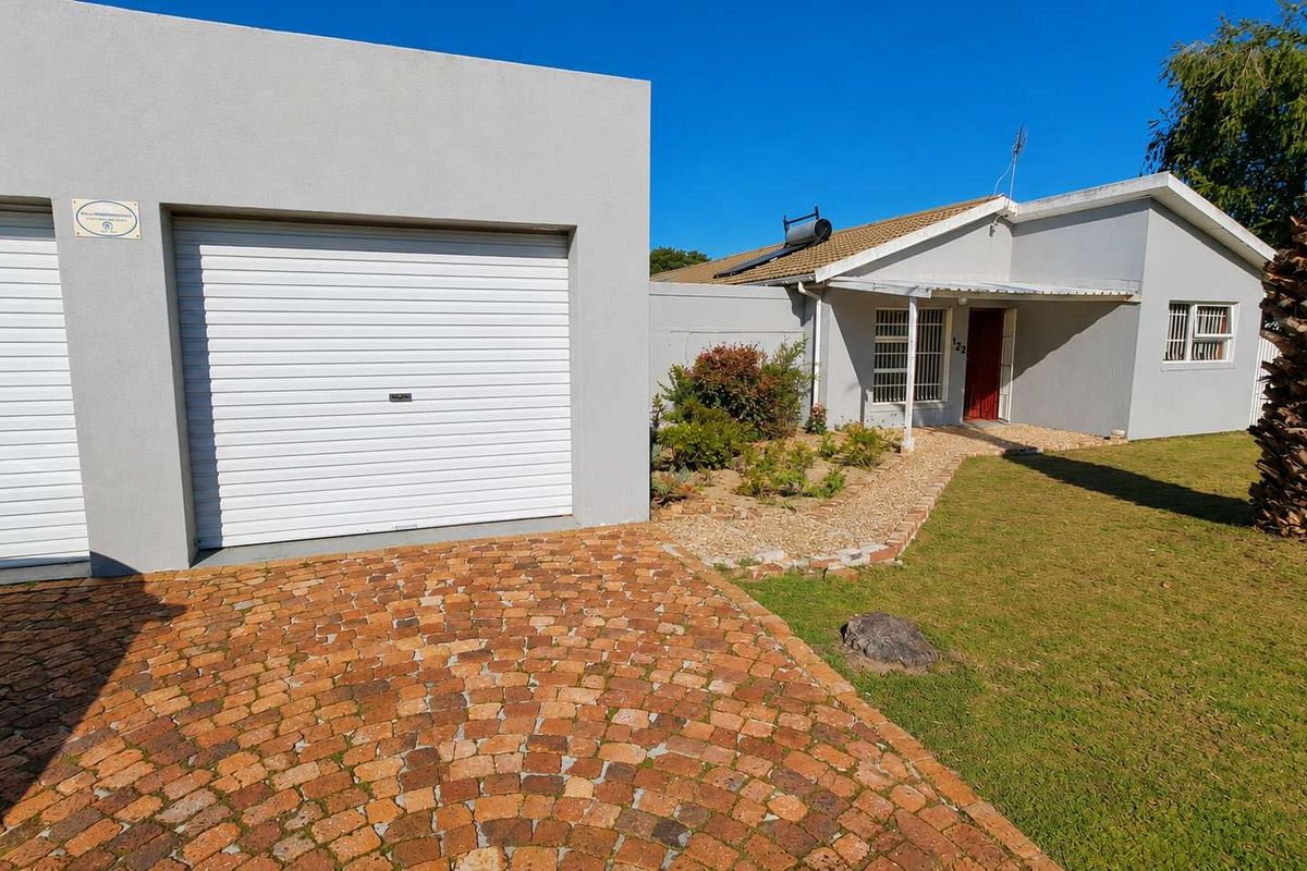 Spacious Family Home with Pool, Entertainment Area & Dual Automated Garages - Photo 2