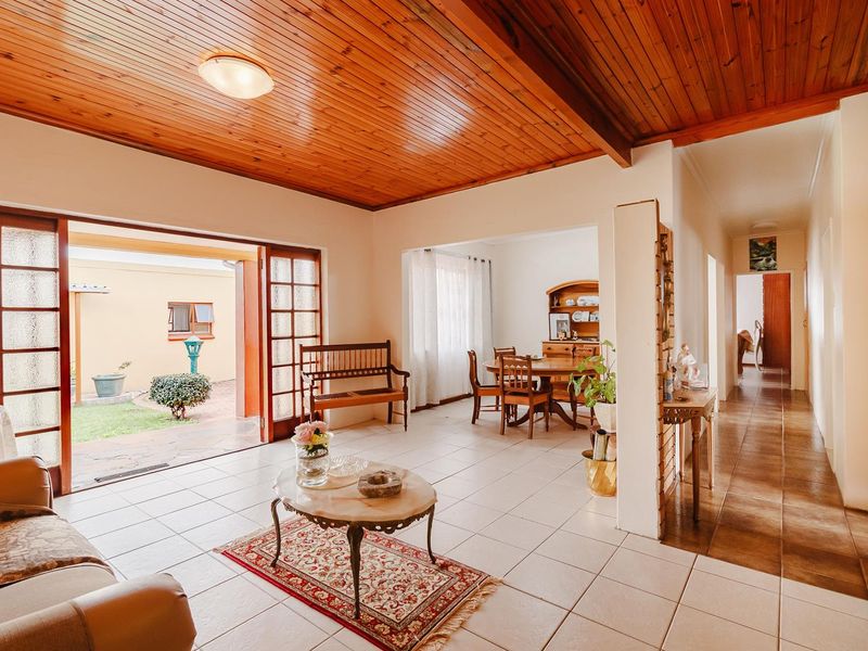 Beautiful 4-Bedroom Family Home - Photo 6