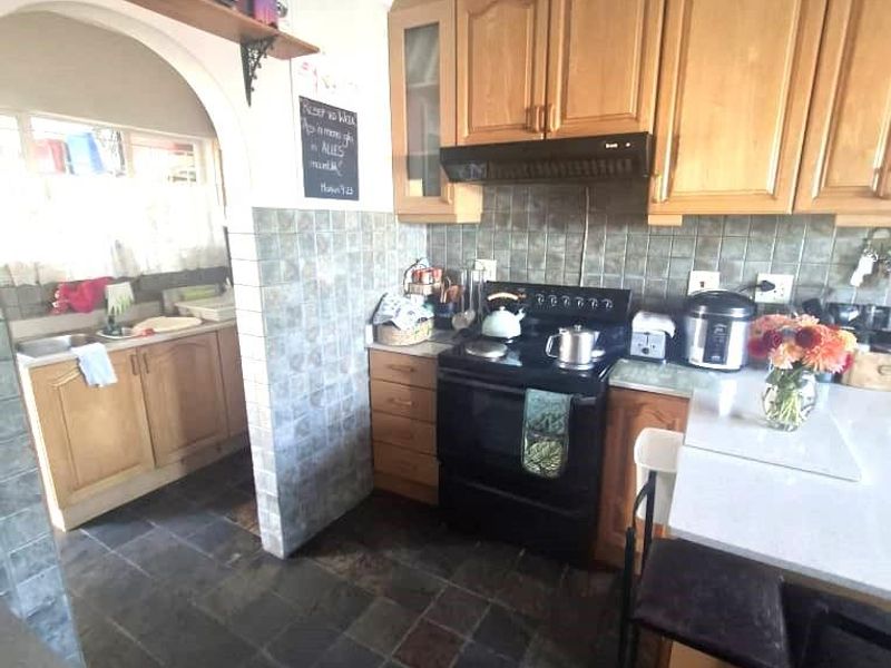 Spacious Home for an extended family, including 2 flats for rental potential - Photo 5