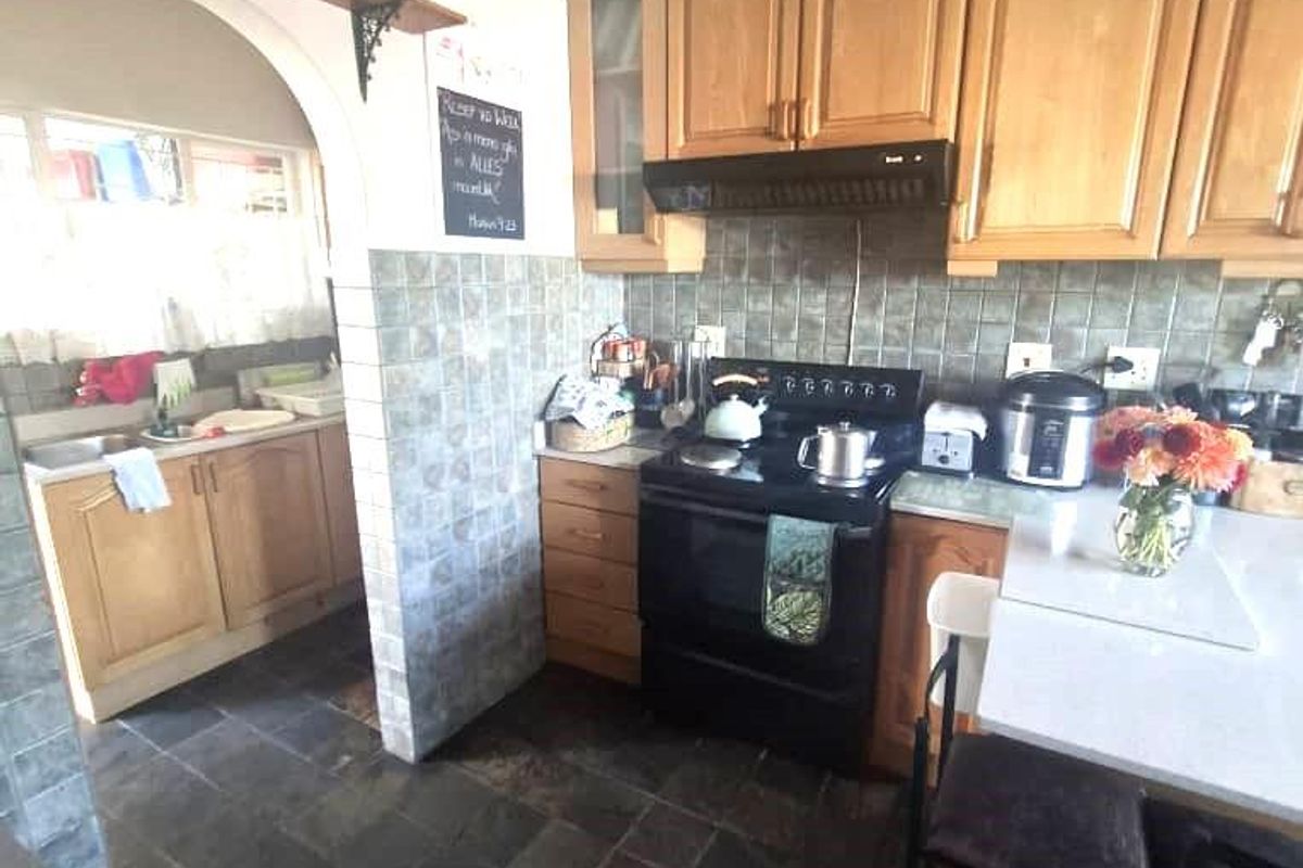 Spacious Home for an extended family, including 2 flats for rental potential - Photo 5