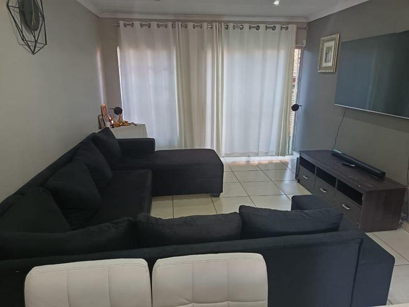 Rare find, Completely Redone 2-Bedroom townhouse with Private Garden in Security Complex. Exclusively Marketed by Sashen Moodley. - Photo 10