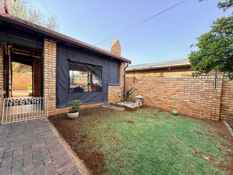 Stunning Full Title 3 Bedroom Cluster with Pool, Solar & Exceptional Entertainment Area in New Redruth - Photo 4