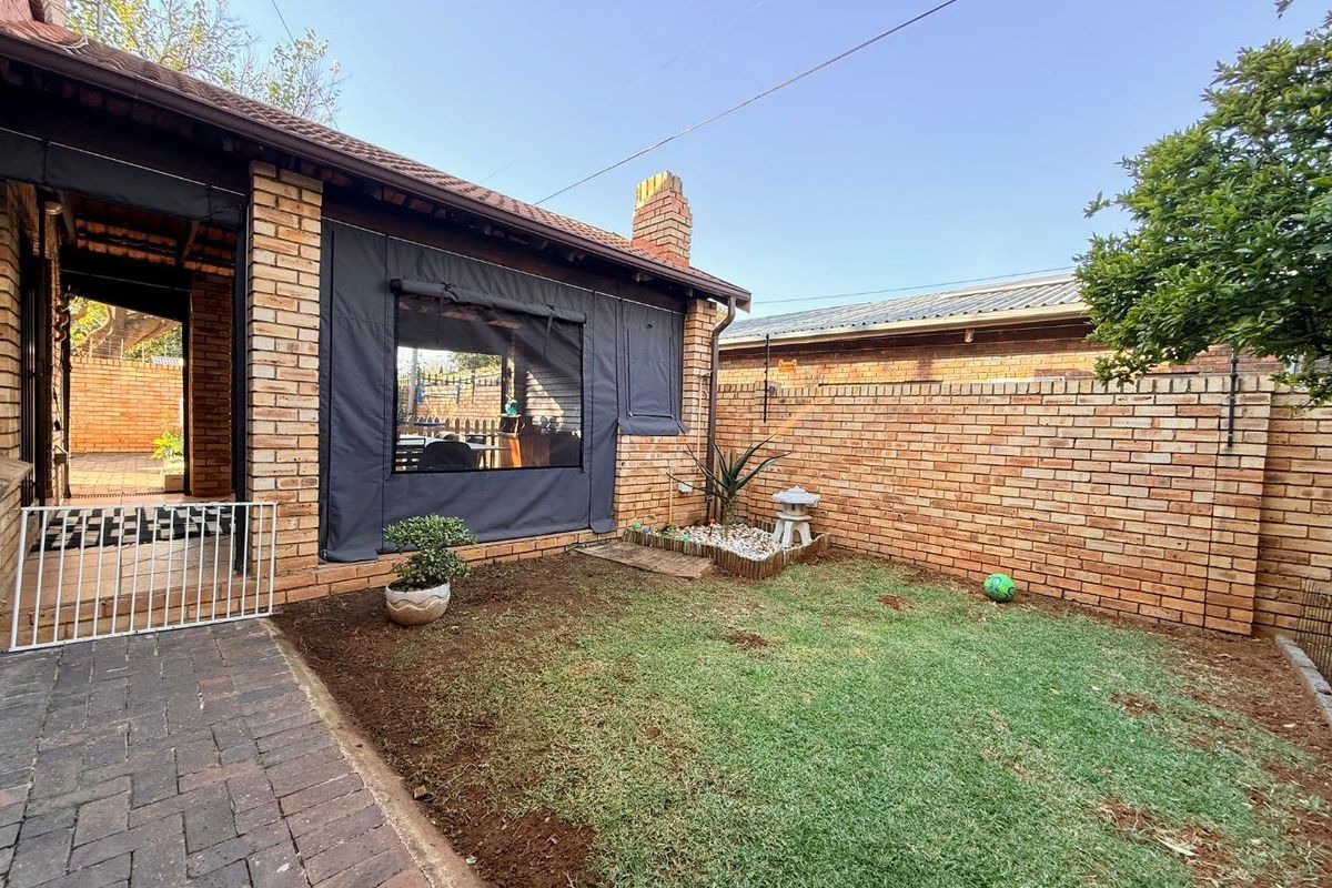 Stunning Full Title 3 Bedroom Cluster with Pool, Solar & Exceptional Entertainment Area in New Redruth - Photo 4
