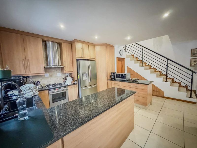 Stylish Duplex Townhouse with Double Garage & Granite Kitchen - Photo 5